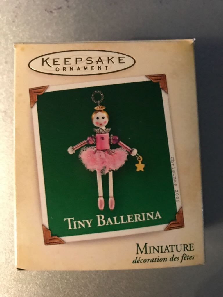 Minnie Trims The Tree