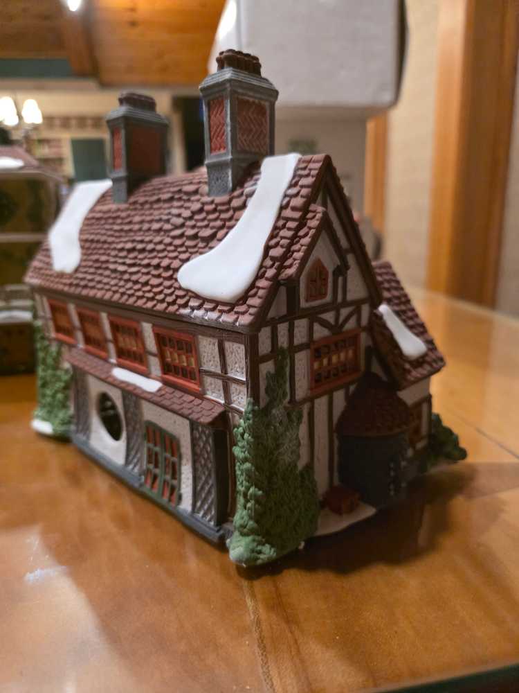 Ashbury Inn - Dickens Village Series (Heritage Village Collection) ornament collectible - Main Image 3