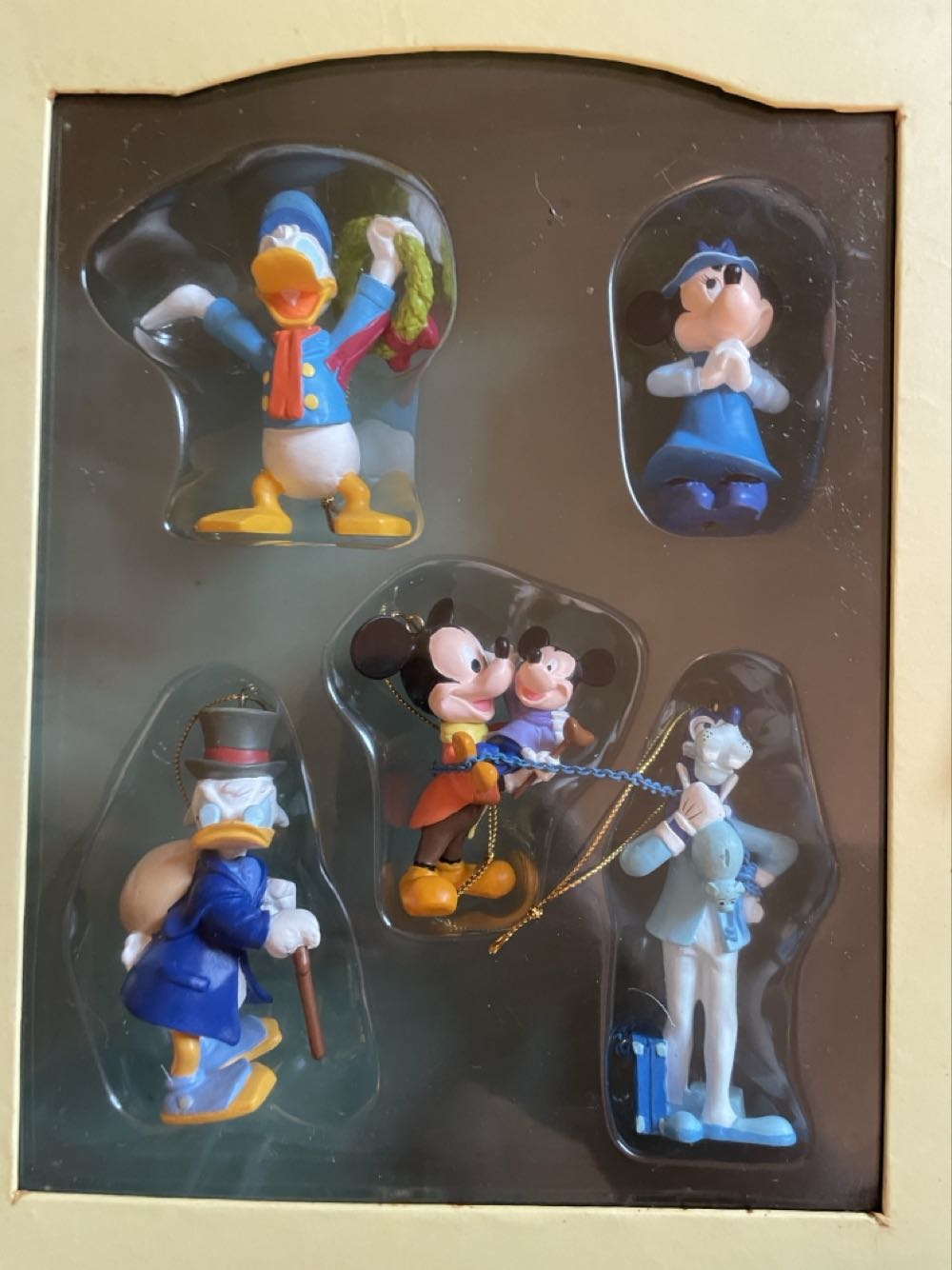 Minnie Mouse as Mrs. Cratchit - Mickey’s Christmas Carol (Mickey & Friends) ornament collectible - Main Image 3