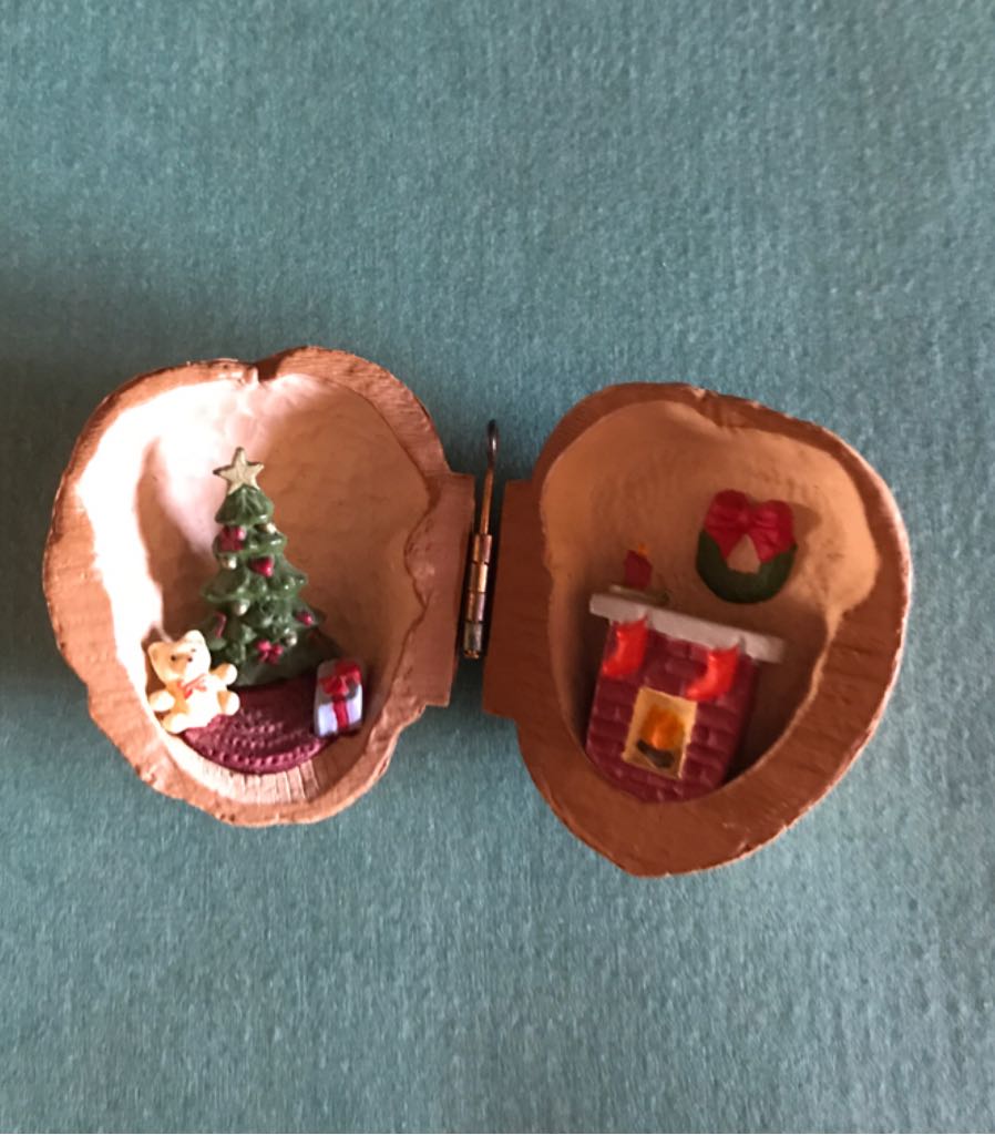 In A Nutshell - 1987 - Old Fashioned Christmas Collection (Nutshell) ornament collectible - Main Image 2