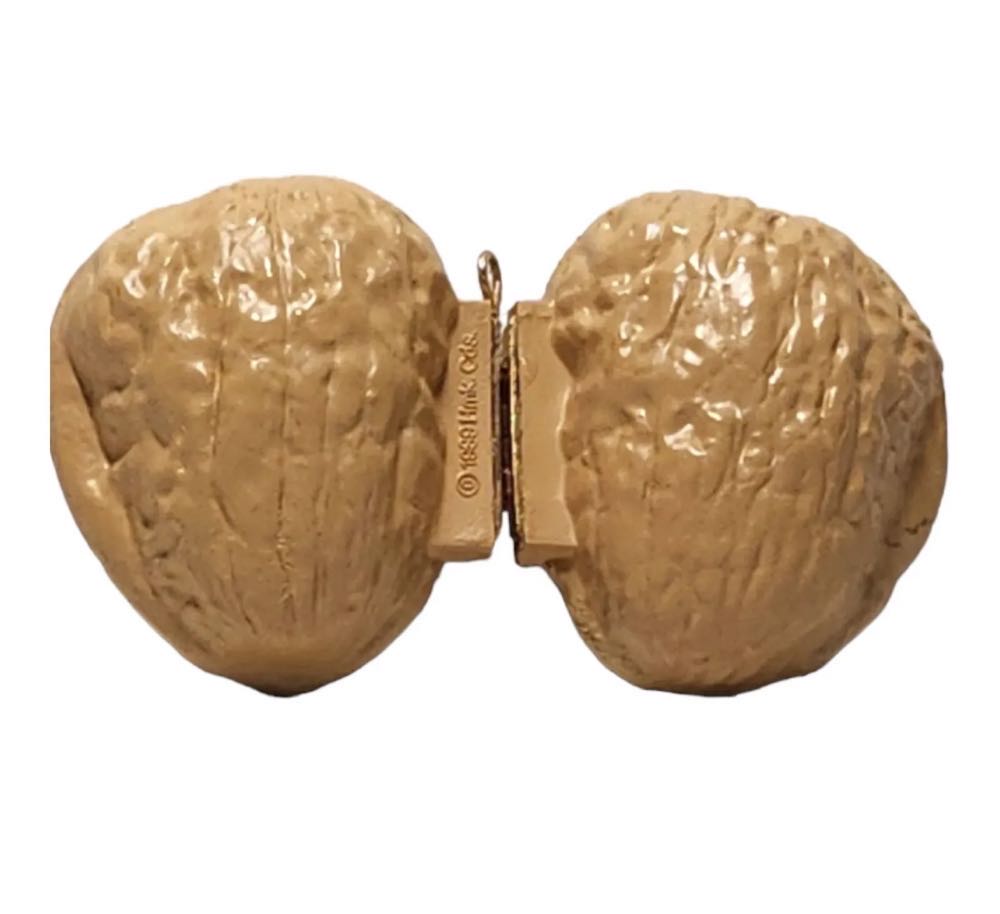 In A Nutshell - 1987 - Old Fashioned Christmas Collection (Nutshell) ornament collectible - Main Image 4