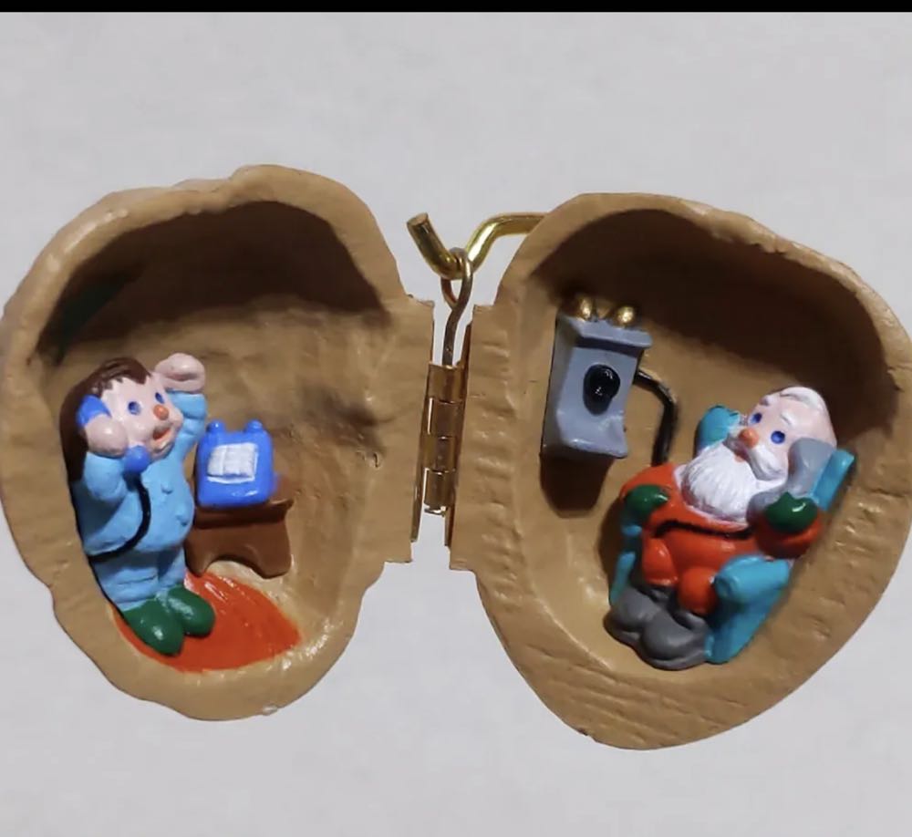 Nutshell Chat - In A Nutshell, Unofficial Series (Keepsake Ornament) ornament collectible - Main Image 3