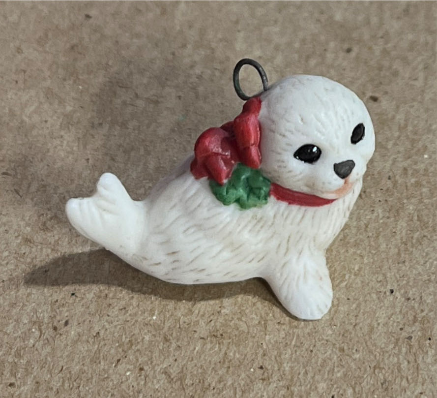 Merry Seal - Miniature (Seal) ornament collectible - Main Image 3