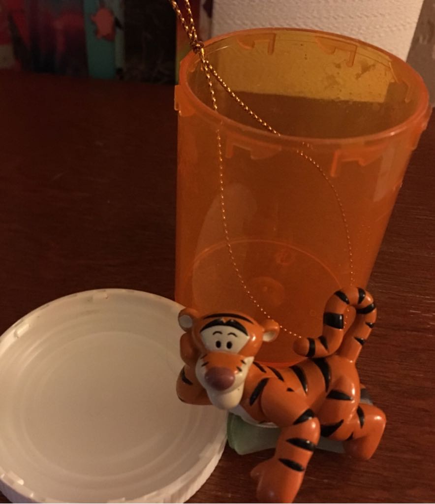 Chillin’ Tigger  ornament collectible - Main Image 2