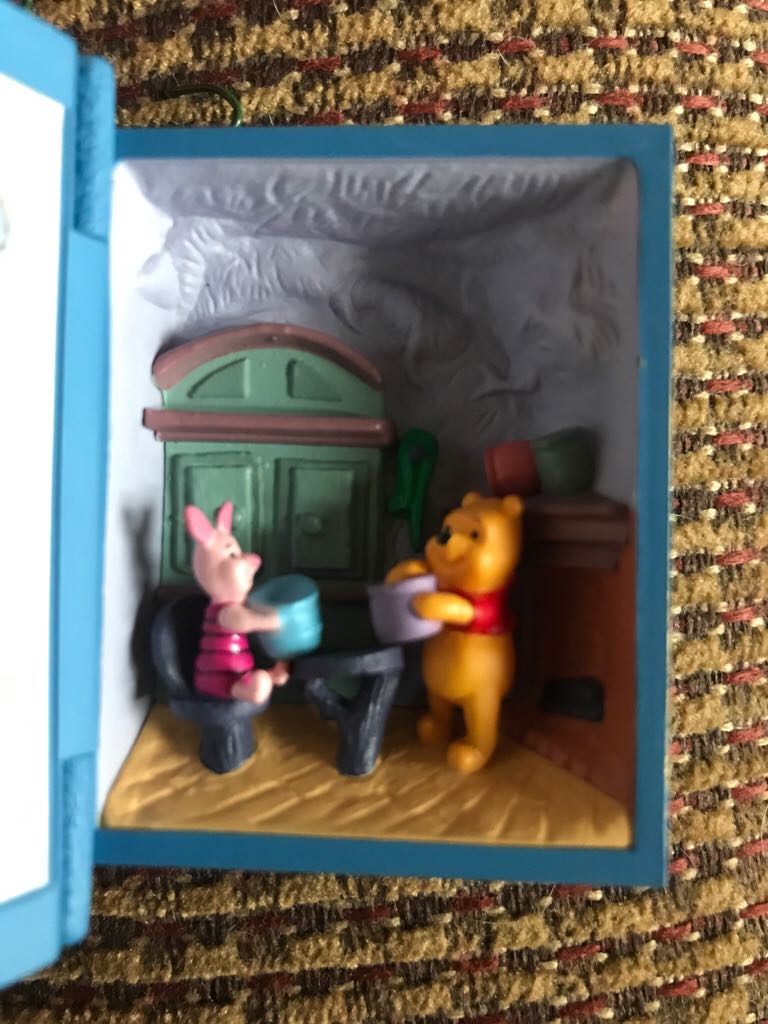 Winnie The Pooh - 1998 - #1 - A Visit From Piglet - Winnie the Pooh (Collectible Series) ornament collectible - Main Image 2
