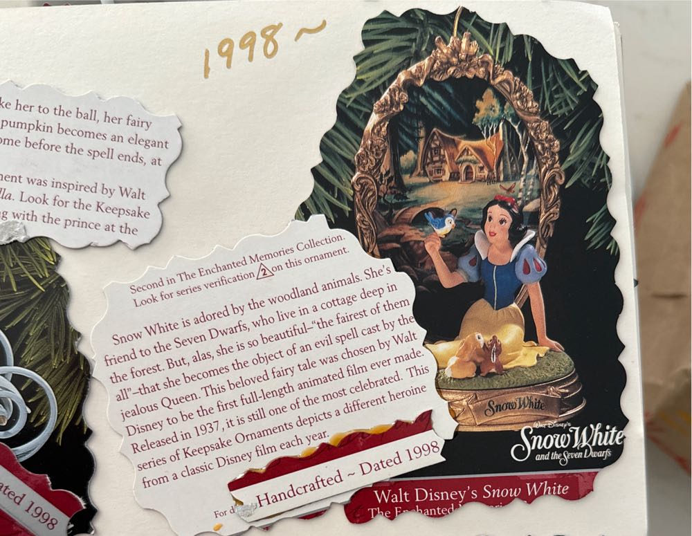 Disney - Enchanted Memories - #2 - Snow White - Enchanted Memories (Collectible Series) ornament collectible - Main Image 2