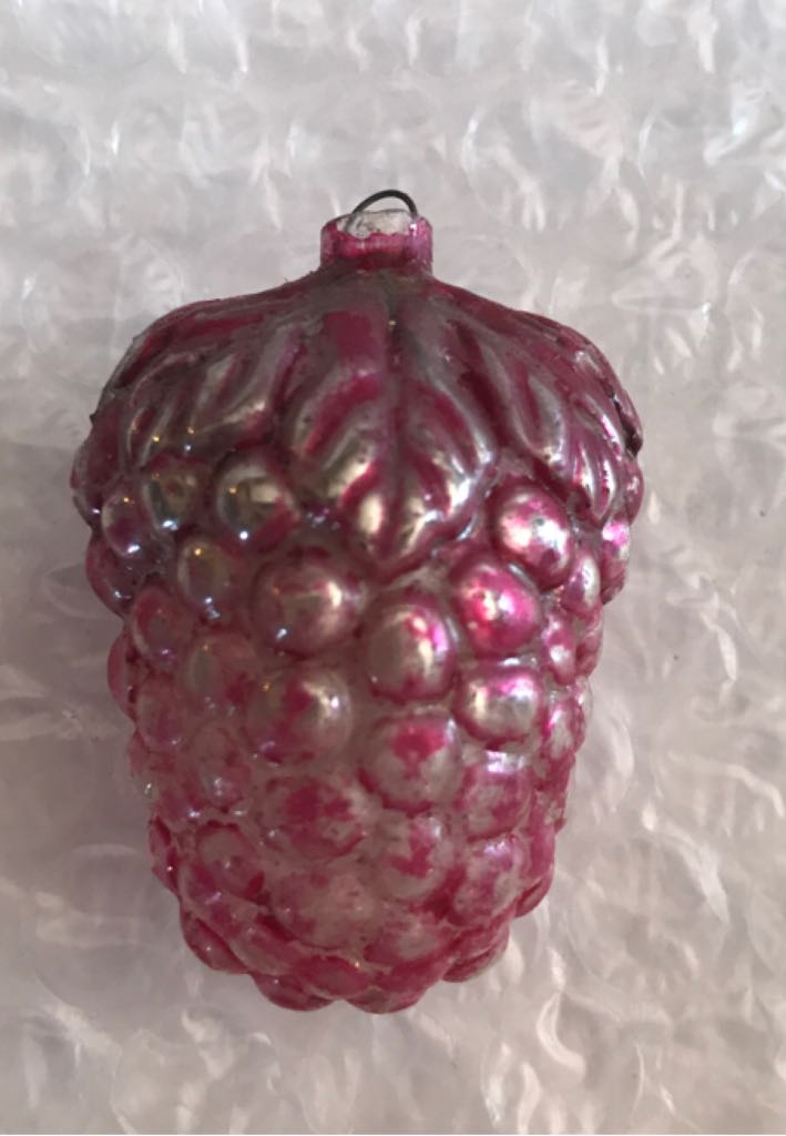 Figural - Grapes - Purple - Grapes (Figural) ornament collectible - Main Image 2