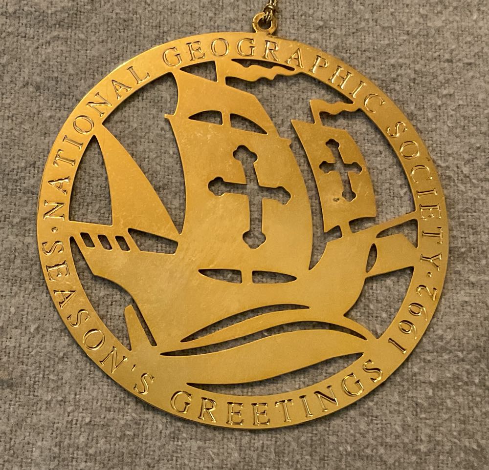 Avon Porcelain Light-Up Ornament Angel Gift Collection De Cadeaux