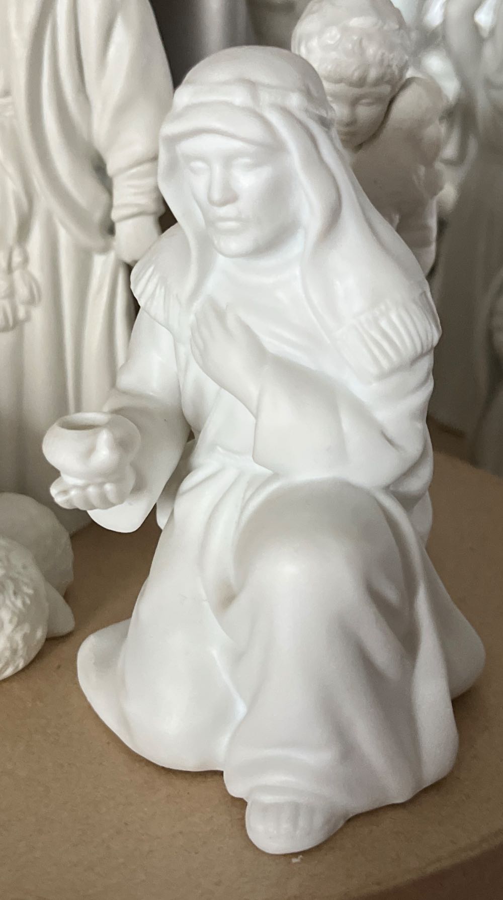 Christmas Nativity. Avon Nativity Collectibles. 1988. The Innkeeper. Porcelain Figurine. - Avon Nativity Collectibles (Avon: The Innkeeper) ornament collectible - Main Image 4