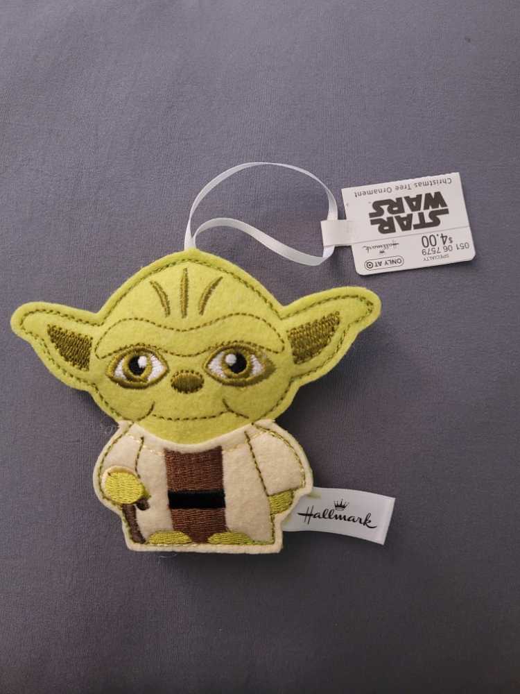 Yoda - Hallmark Keepsake (Star Wars) ornament collectible [Barcode 763795360796] - Main Image 2
