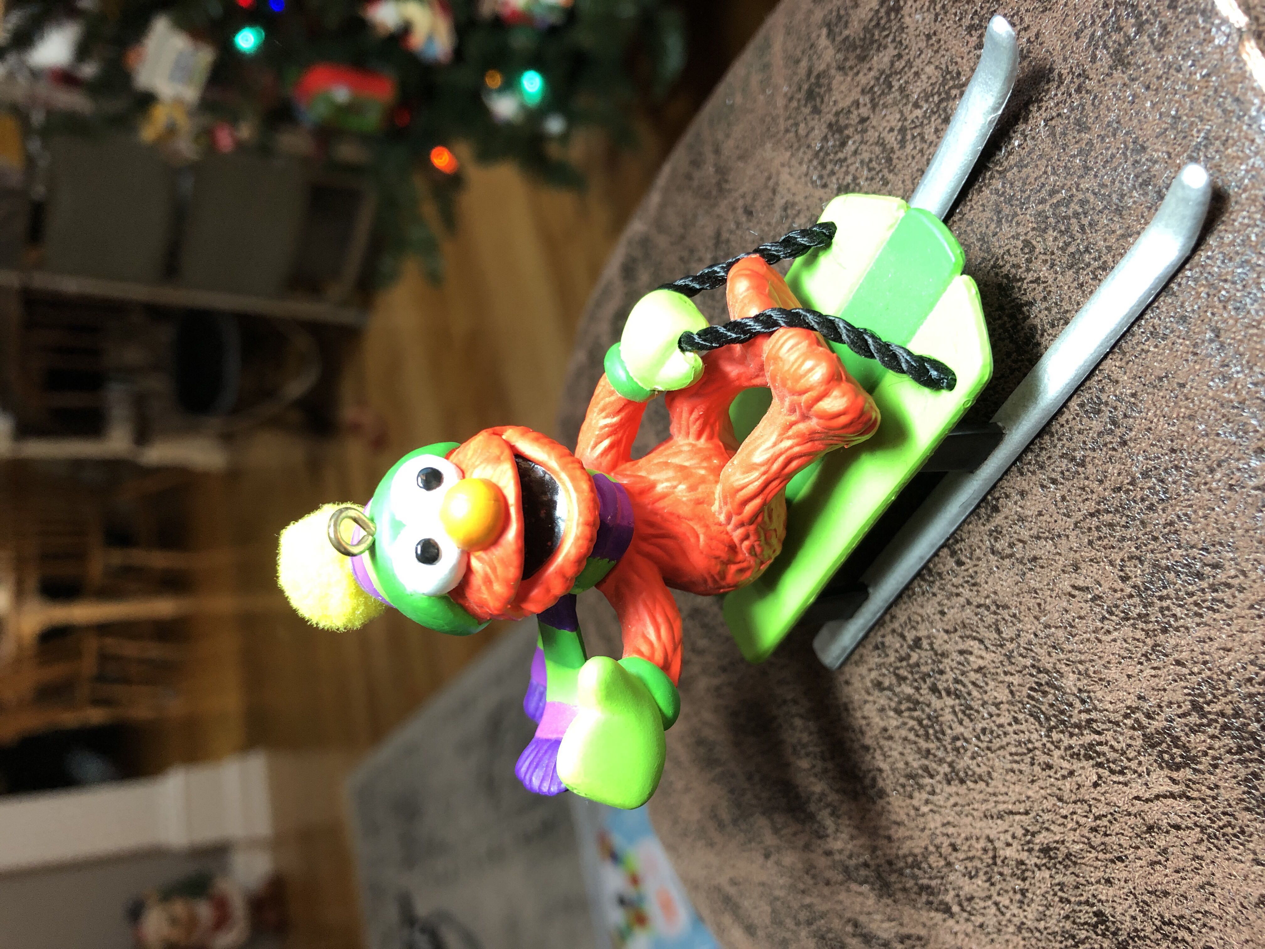 Elmo’s Sleigh Ride  ornament collectible [Barcode 018100722760] - Main Image 2