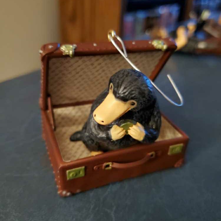 Newt Scamander’s Niffler - Fantastic Beasts And Where To Find Them (Harry Potter) ornament collectible [Barcode 763795331253] - Main Image 3