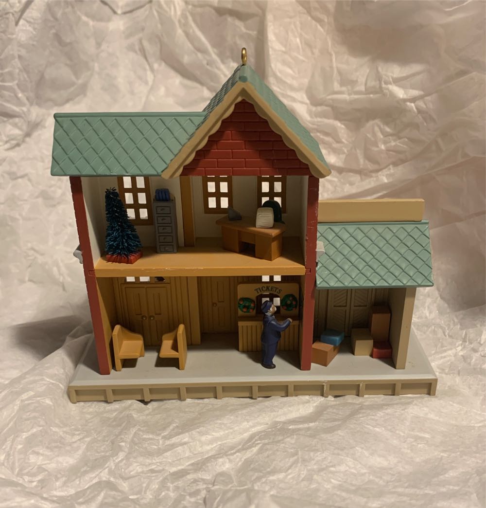 Nostalgic Houses & Shops Compliment (1998) Halls Station - Nostalgic Houses And Shops (Buildings) ornament collectible [Barcode 015012437348] - Main Image 4