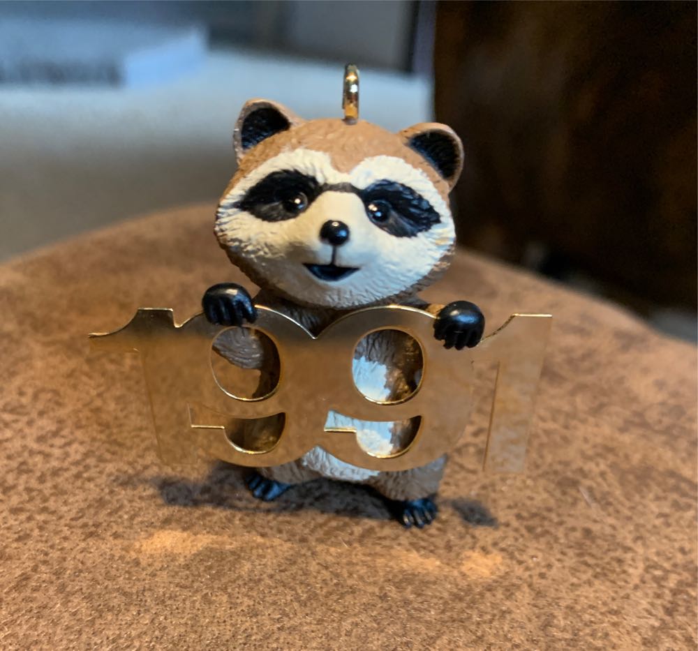 Fabulous Decade #2 - Fabulous Decade (Racoon) ornament collectible [Barcode 070000027437] - Main Image 3