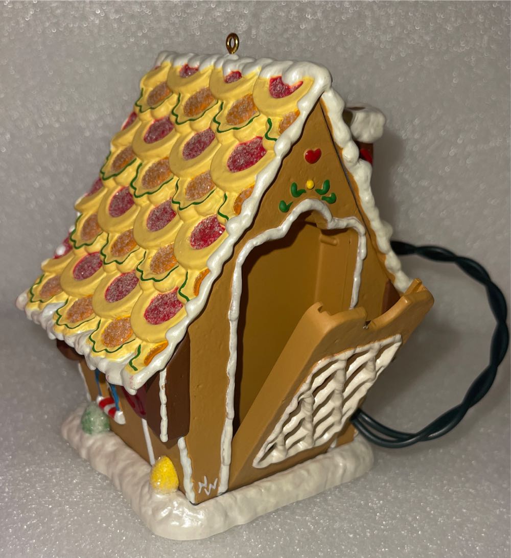 Gingerbread Cottage - Magic Plug-in (Gingerbread House) ornament collectible [Barcode 015012653373] - Main Image 4