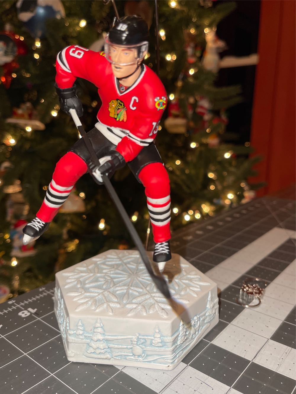 Jonathan Toews - Home - NHL Collection (Chicago Blackhawks) ornament collectible [Barcode 763795983353] - Main Image 4