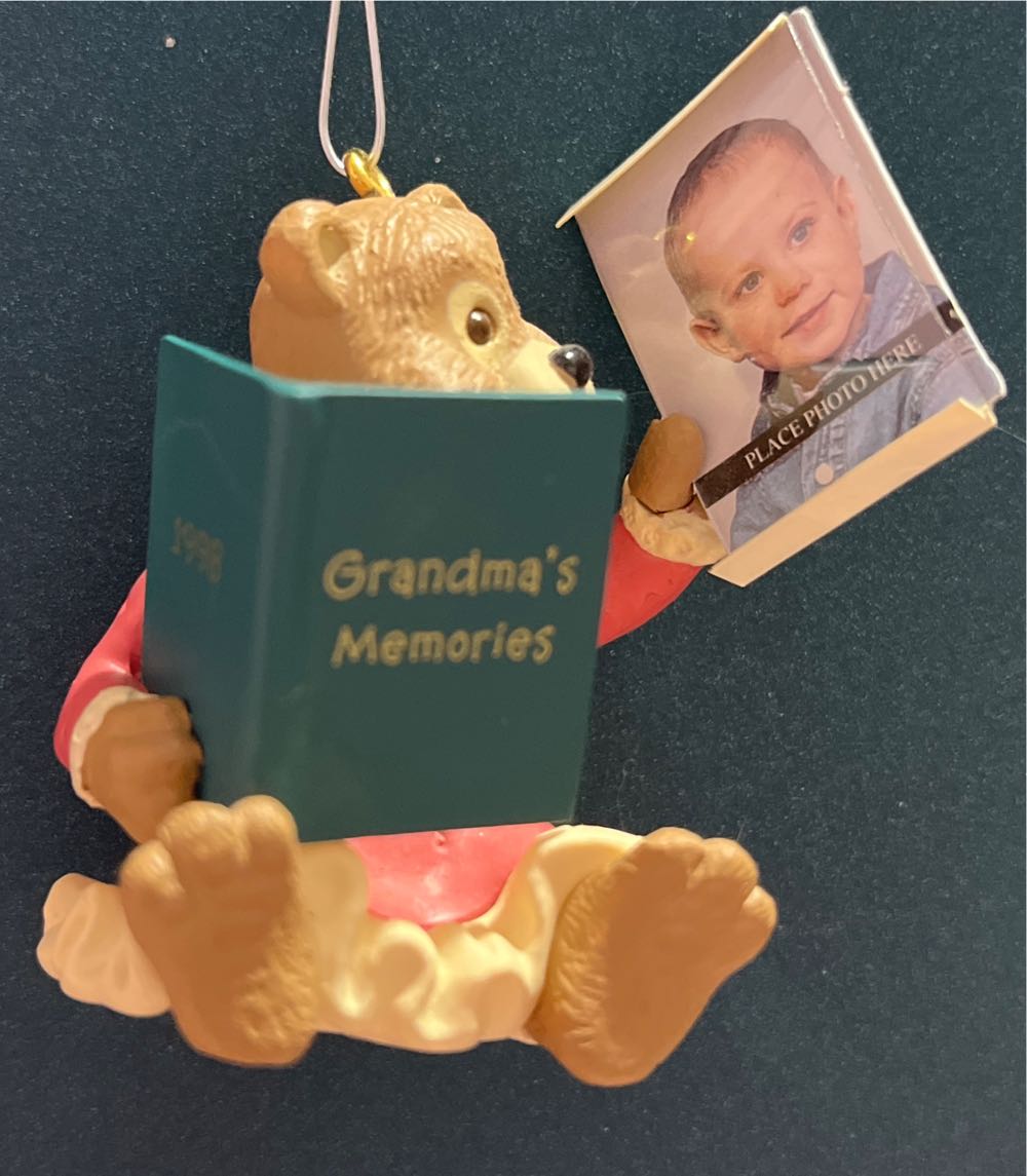 Grandma’s Memories - Grandma ornament collectible [Barcode 015012437782] - Main Image 3