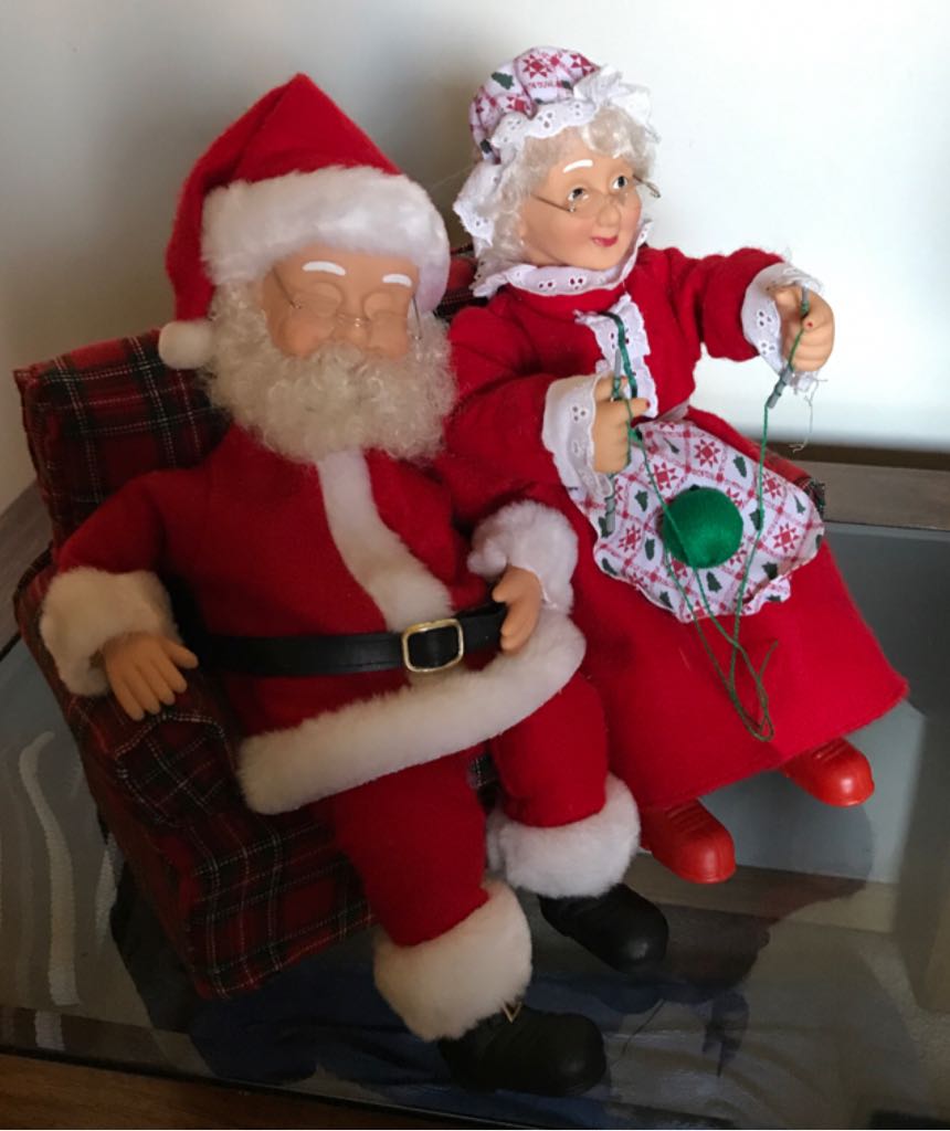 Santa & Mrs On The Couch - Holiday Scene (Animated & Musical) ornament collectible - Main Image 2