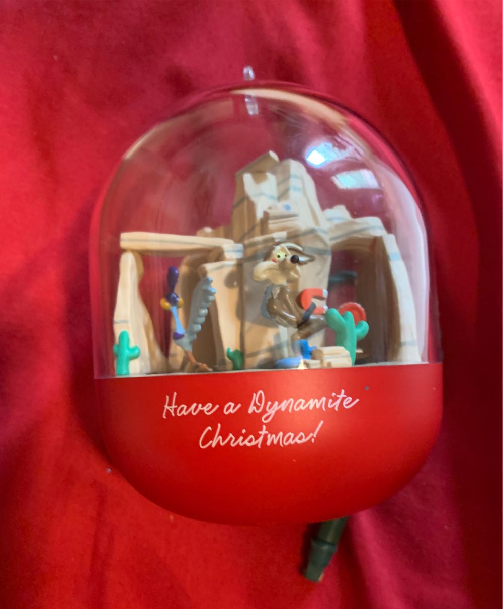 Road Runner And Wile E. Coyote - Looney Tunes (Cartoons) ornament collectible [Barcode 015012026412] - Main Image 3