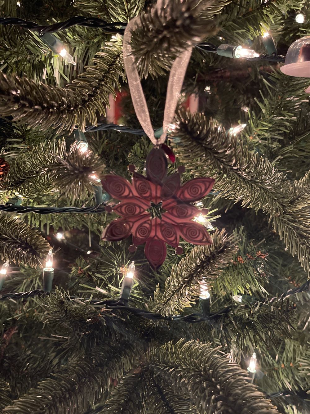 A Glistening Gift For You - Snowflake (Member Exclusive) ornament collectible [Barcode 763795535200] - Main Image 4