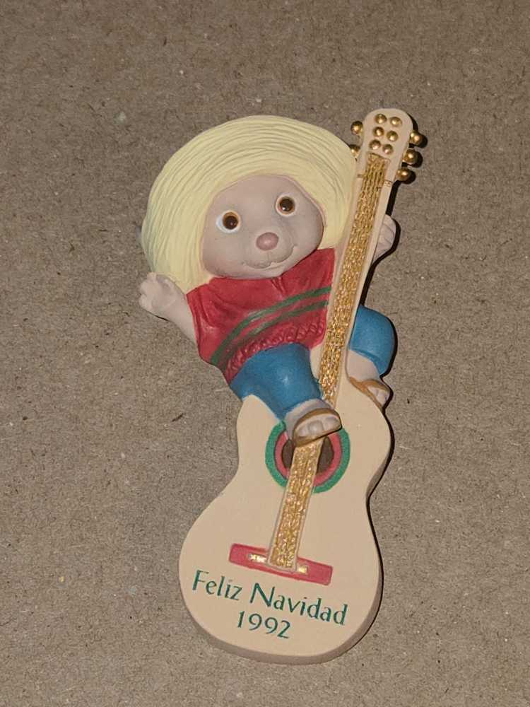 Feliz Navidad - Mouse In Hat On Guitar - Feliz Navidad (Feliz Navidad) ornament collectible [Barcode 070000027420] - Main Image 4