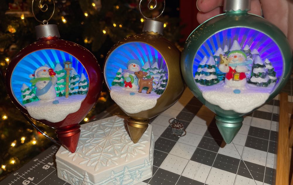 Snow Buddies Surprise - Limited Edition - Snow Buddies Surprise (Magic - Sound) ornament collectible [Barcode 763795447428] - Main Image 4