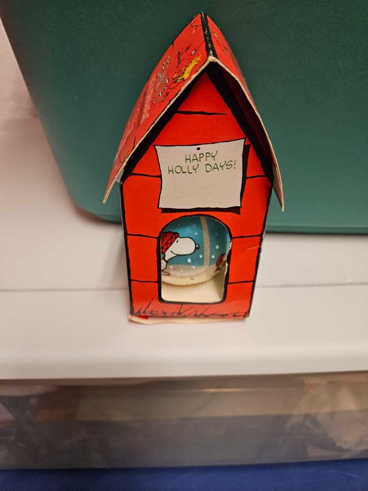 Snoopy 1978 Satin Ball Tree Trimming Time  (Peanuts Gang, Snoopy) ornament collectible - Main Image 2