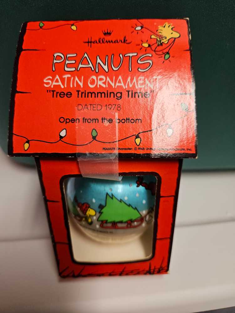 Snoopy 1978 Satin Ball Tree Trimming Time  (Peanuts Gang, Snoopy) ornament collectible - Main Image 3
