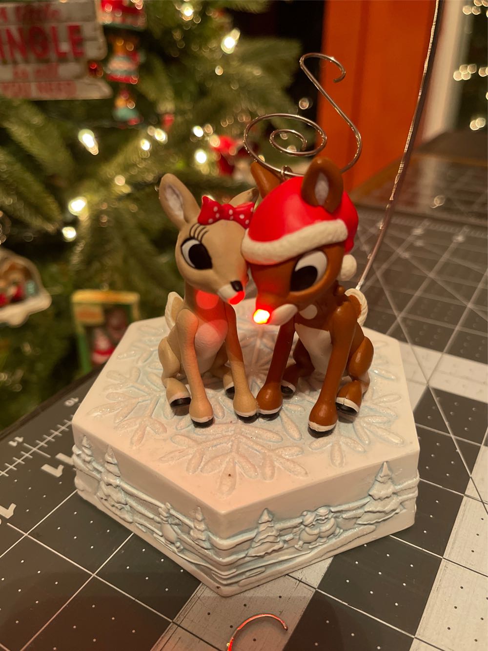 Rudolph And Clarice - Amy (Movies & TV) ornament collectible [Barcode 763795467129] - Main Image 4