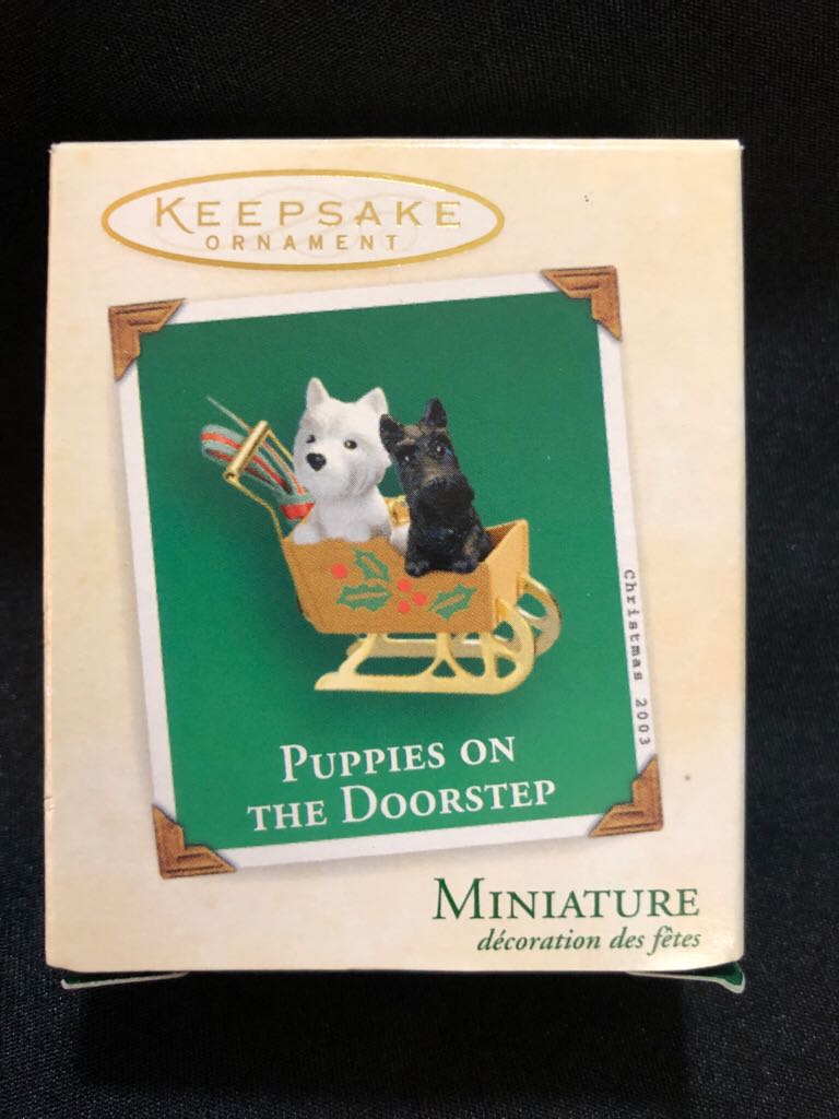 Vail Green Santa with Wreath Ball