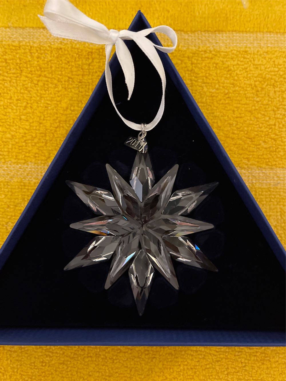 Swarovski 2011 Annual Ornament - Annual (Snowflake Yearly Ornament) ornament collectible [Barcode 768549385421] - Main Image 4