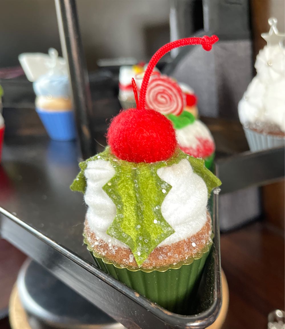 CC#9 Holly Jolly Delight - Christmas Cupcakes (Christmas Cupcakes) ornament collectible [Barcode 763795330294] - Main Image 4