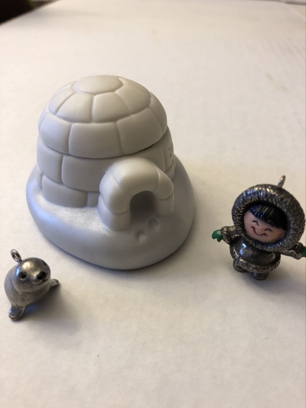 Frosty Friends: 20th Anniversary 2000 - Keepsake Miniature Ornaments (Frosty Friends) ornament collectible [Barcode 015012565669] - Main Image 3