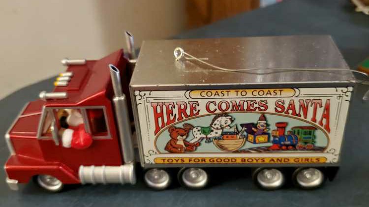 Santa’s Big Rig - Here Comes Santa (Santa) ornament collectible [Barcode 015012754575] - Main Image 3