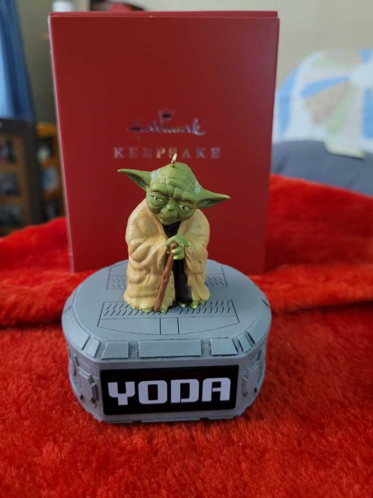 Star Wars 2020 Jedi Master Yoda - Keepsake (Star Wars: The Empire Strikes Back) ornament collectible [Barcode 763795615278] - Main Image 2