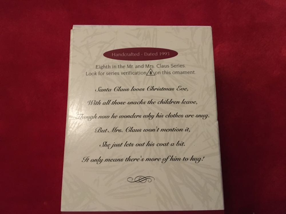 M&MC#8 A Fitting Moment - Mr. And Mrs. Claus (Santa And Mrs. Claus) ornament collectible [Barcode 015012026948] - Main Image 2