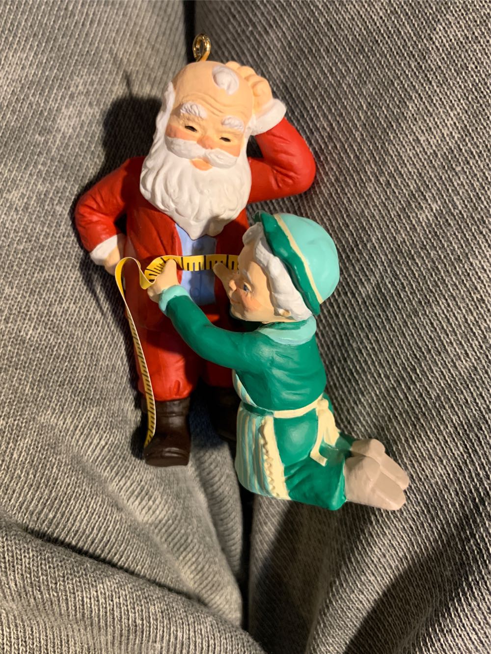 M&MC#8 A Fitting Moment - Mr. And Mrs. Claus (Santa And Mrs. Claus) ornament collectible [Barcode 015012026948] - Main Image 3