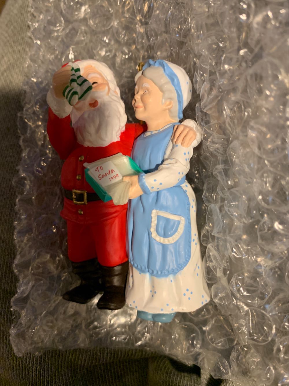 M&MC#9 A Handwarming Present - Mr. And Mrs. Claus (Mr. and Mrs. Claus) ornament collectible [Barcode 015012134155] - Main Image 3