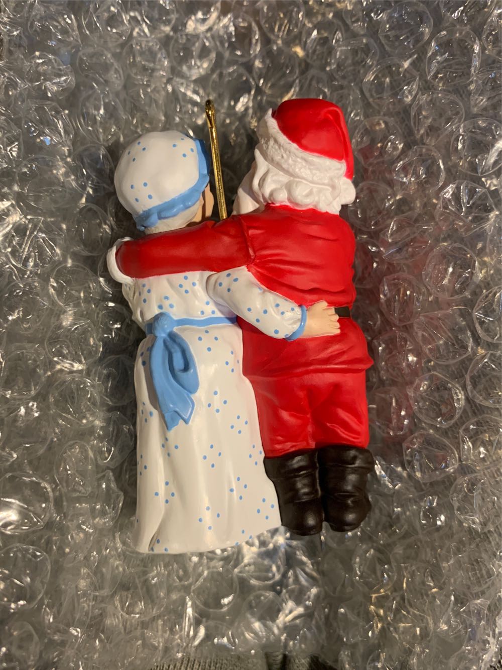 M&MC#9 A Handwarming Present - Mr. And Mrs. Claus (Mr. and Mrs. Claus) ornament collectible [Barcode 015012134155] - Main Image 4