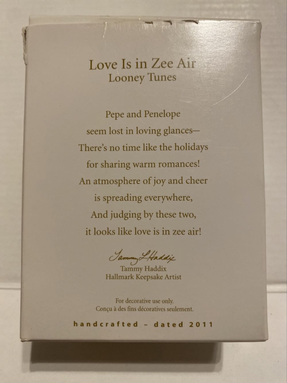 Love Is In Zee Air - Looney Tunes Collection (Pepe Le Pew) ornament collectible [Barcode 795902191504] - Main Image 2