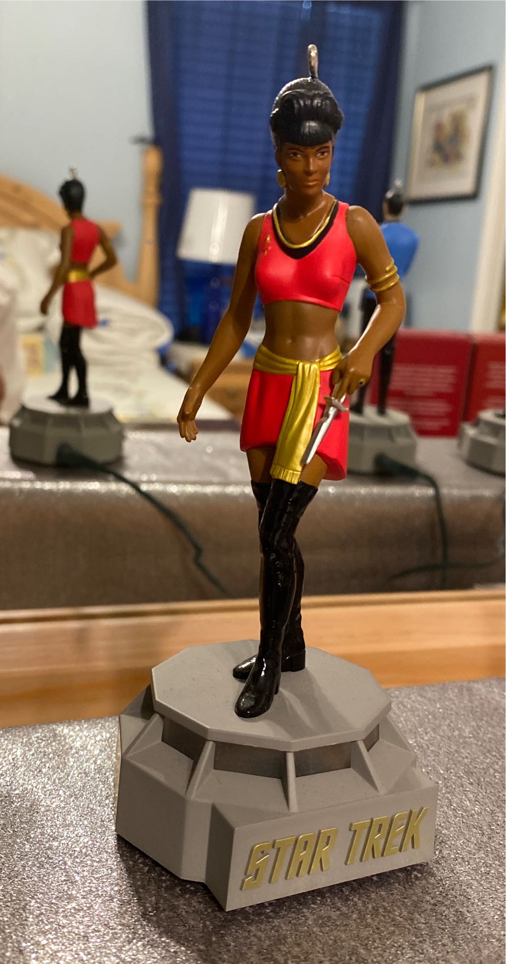 Star Trek:  Lt. Nyota Uhura In "Mirror, Mirror” - Star Trek: Mirror, Mirror (Star Trek Storytellers) ornament collectible [Barcode 763795607099] - Main Image 3