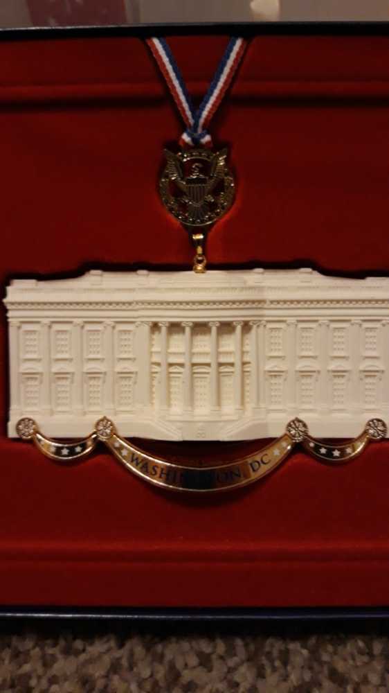 The White House Christmas Ornament Commemorative 2005 - White House Christmas Ornament (US Presidents) ornament collectible [Barcode 678598132283] - Main Image 2