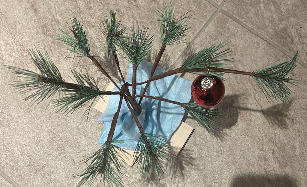 Peanuts Charlie Brown Christmas Tree With Linus Blanket Productworks 18-inch  (Peanuts A Charlie Brown Christmas) ornament collectible [Barcode 889299513022] - Main Image 4