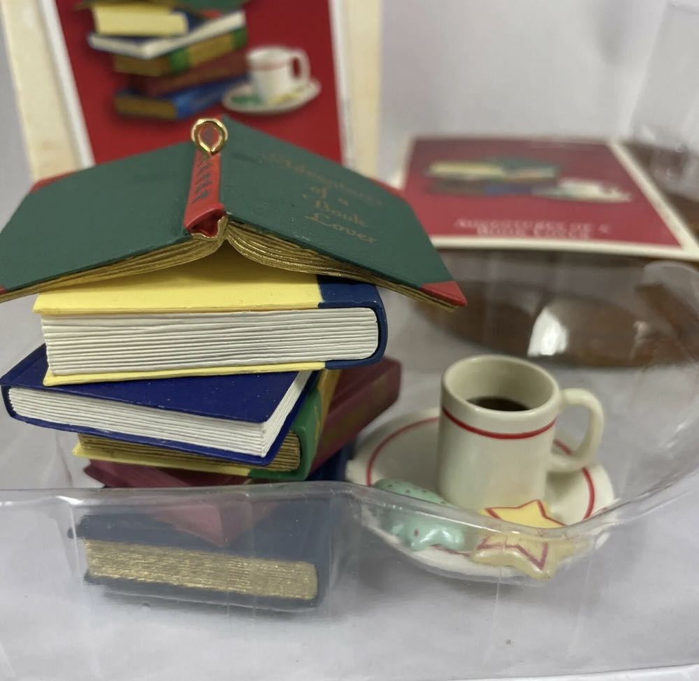 Adventures Of A Book Lover - Hallmark Keepsake (30 Years Of Collecting Memories) ornament collectible [Barcode 015012753417] - Main Image 4