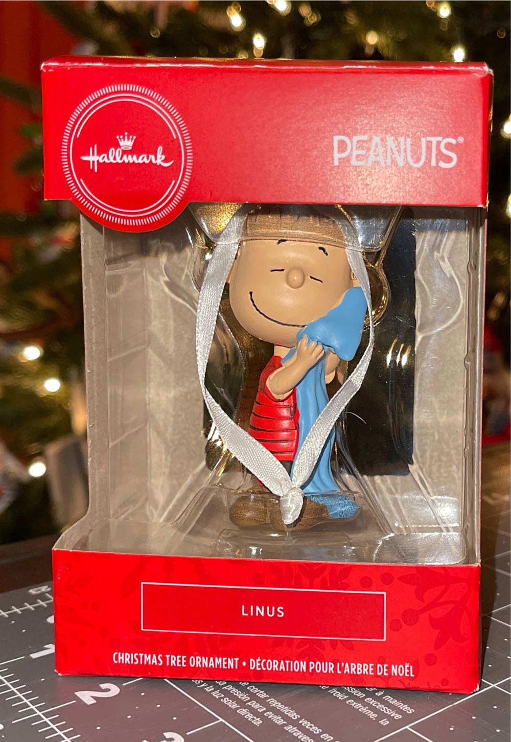 Linus Hugging His blanket - The Peanut’s Gang (Linus) ornament collectible [Barcode 763795576692] - Main Image 2