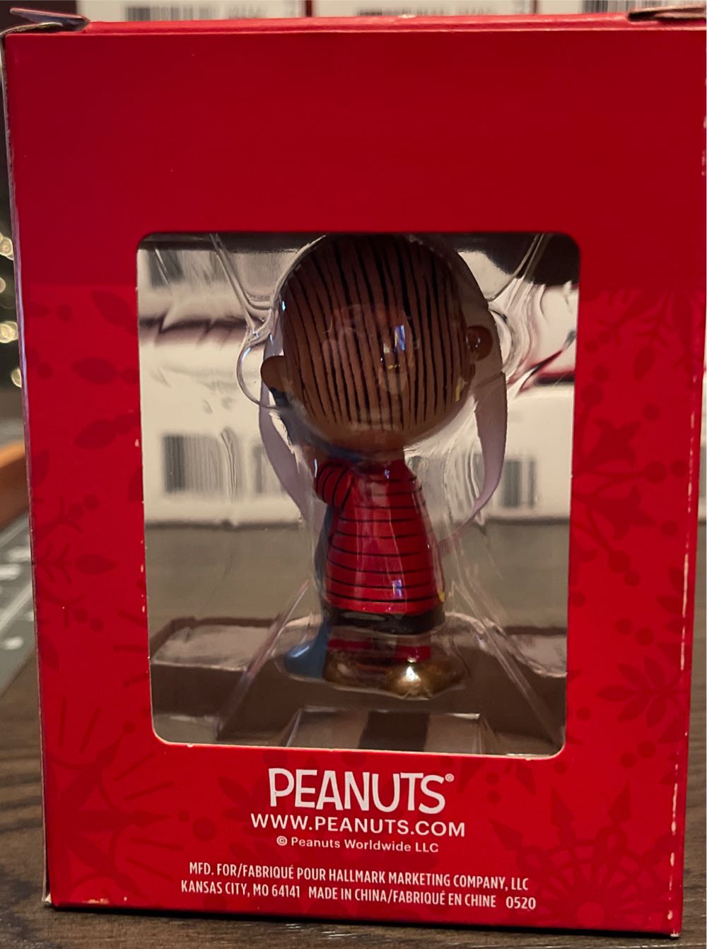 Linus Hugging His blanket - The Peanut’s Gang (Linus) ornament collectible [Barcode 763795576692] - Main Image 3