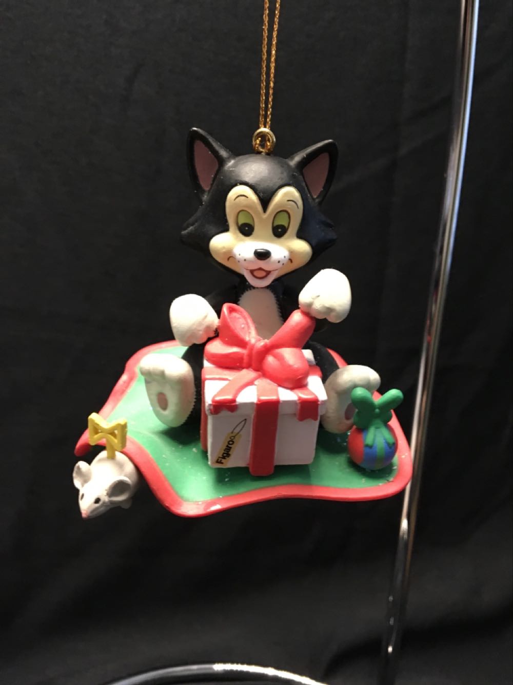 Figaro Opening Christmas Present  ornament collectible - Main Image 1
