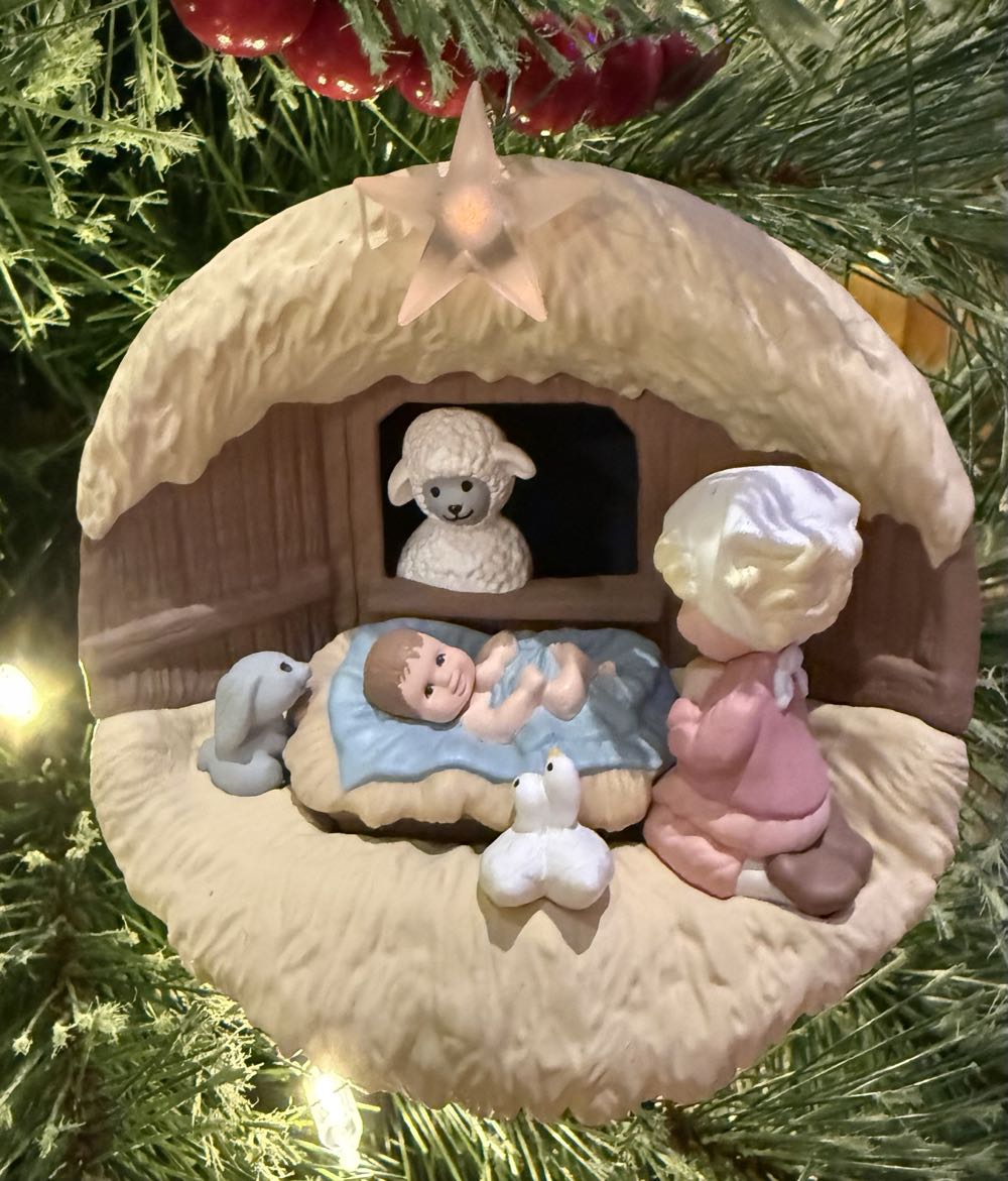Hallmark Magic Light Away In A Manger - Holiday Magic (Diorama) ornament collectible [Barcode 015012116120] - Main Image 3