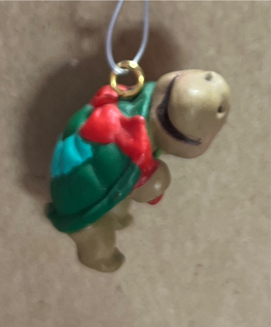 MO - Courier Turtle - Keepsake Miniature (Keepsake Miniature) ornament collectible [Barcode 070000027659] - Main Image 3