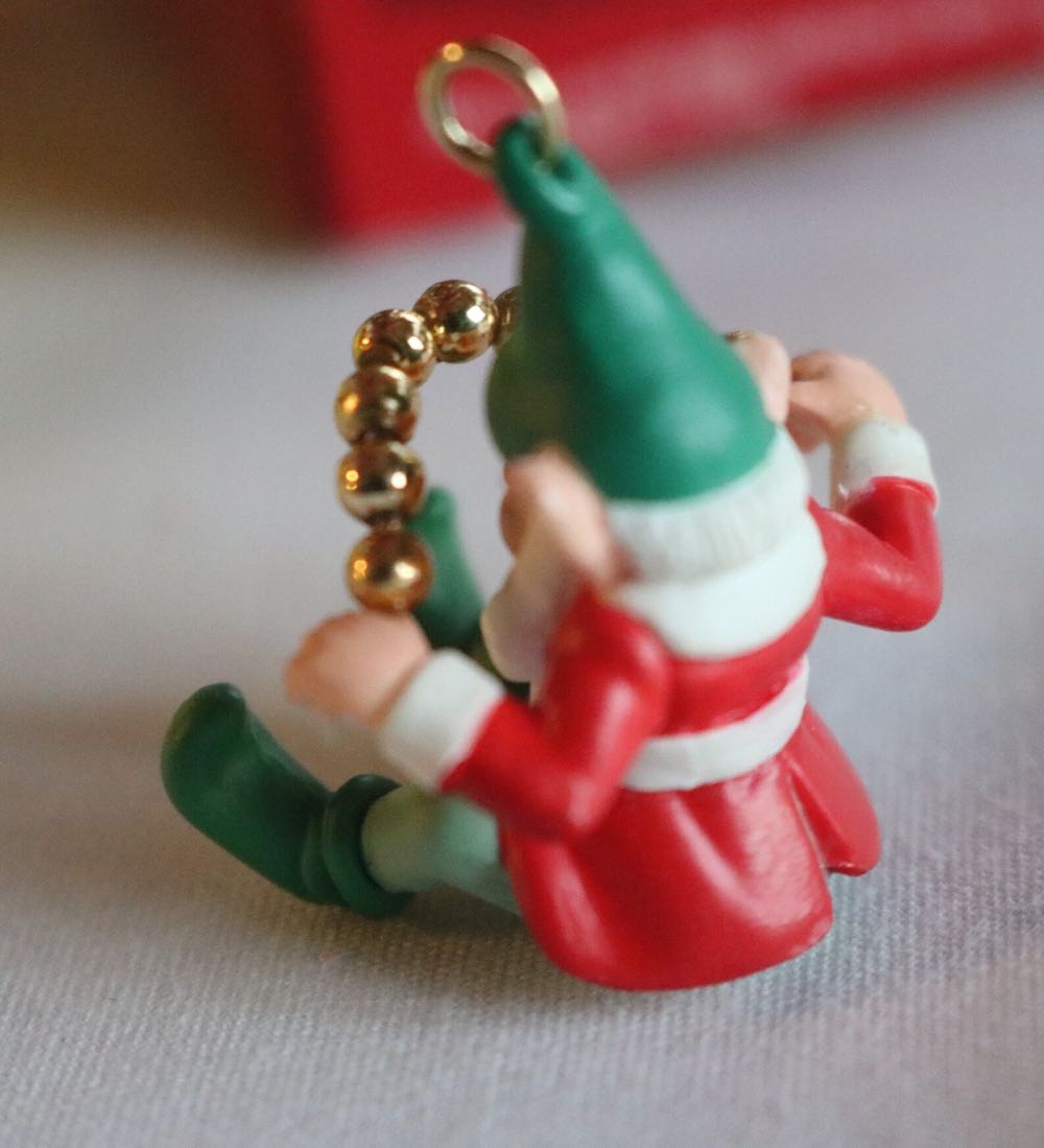 Miniature Stringing Along - Elf (Miniature) ornament collectible [Barcode 070000027680] - Main Image 3